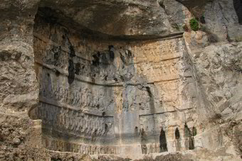 Felsreliefs in der Tang-e Chowgan