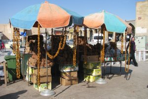 aufgereihte Datteln an einem Marktstand