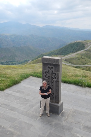 Bild: Vor einem Kreuzstein in Berg-Karabach Bild: Vor einem Kreuzstein in Berg-Karabach