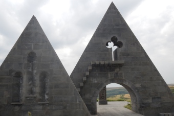 Bild: Monument in weiter Landschaft Bild: Monument in weiter Landschaft