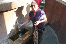 Bild: Susi beim abfüllen ihrer Wasserflaschen