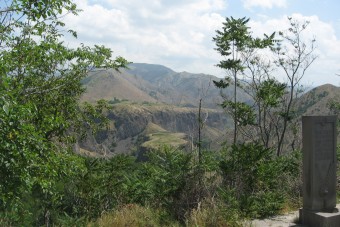 Bild: Blick vom Sonnentempel in Garni auf die Basaltblöcke über den Schluchten des Azat