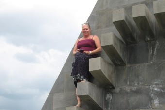 Bild: Susi auf Monument in weiter Landschaft Bild: Susi auf Monument in weiter Landschaft