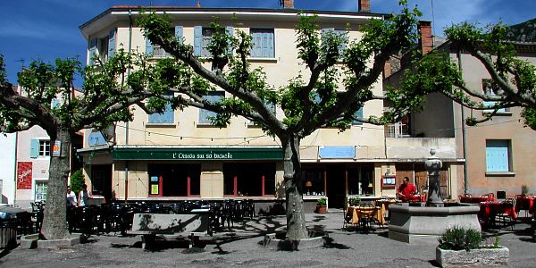 Bild: Restaurant - Loiseau sur sa branche