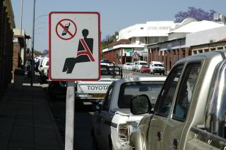 Bild: Nicht fahren und telefonieren!