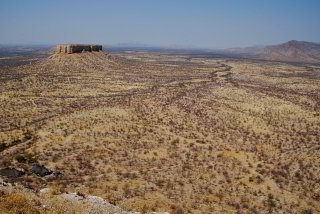 Bild: Blick von der Nordterrasse auf die Lodge