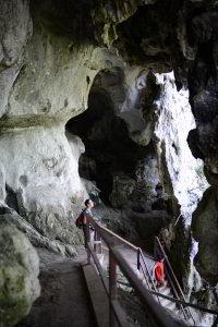 Am Eingang der Pathok-Höhle