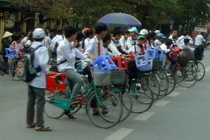 Schulkinder in Uniform auf Fahrrad