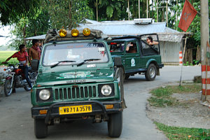 Bild: Los geht es zur Safari in klapprigen Tata-Jeeps