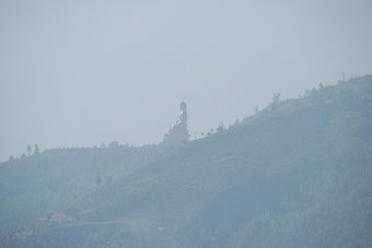 Bild: Die große Buddhastatue im Morgendunst