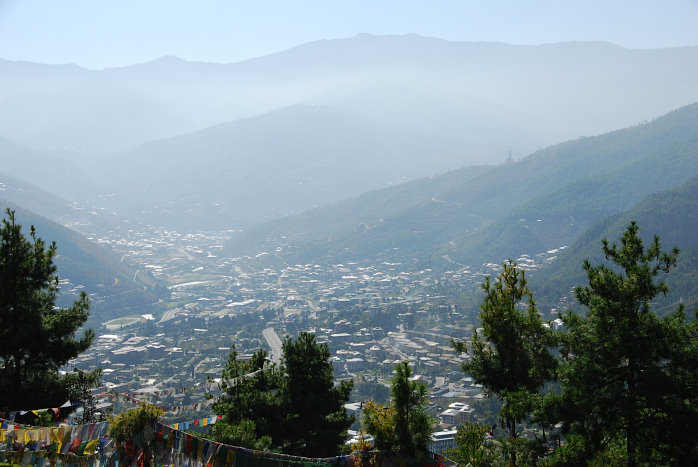 Blick auf Thimphu am Anfang der Wanderung