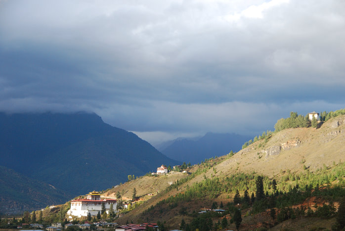 Blick auf den Dzong von Paro