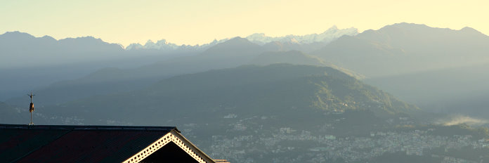 Bild: Morgens Früh der Blick auf Gangtok und den Himalaya