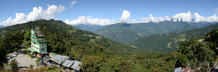 Bild: An einem Aussichtspunkt sehen wir eine kleine Spitze des Kanchendzonga