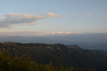 Bild: Blick über Darjeeling auf den Kanchendzonga