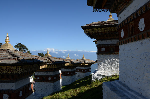 Blick über die Stupas auf den Himalaya