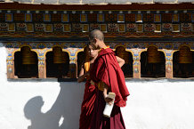 Bild: 2 Mönche im Chimi-Lhakhang-Kloster