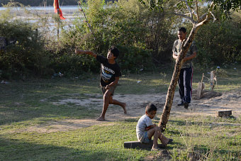 Bild: Ein paar Männer trainieren Dart
