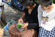 Bild: Eine Frau verkauft Blätter mit gelöschtem Kalk für den Betelnussgenuss