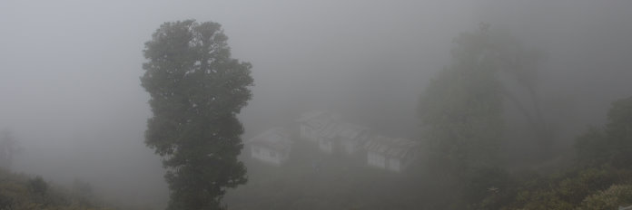 Bild: Am Dochu-Pass haben wir diesmal nur Wolken und Nebel und es ist kühl.