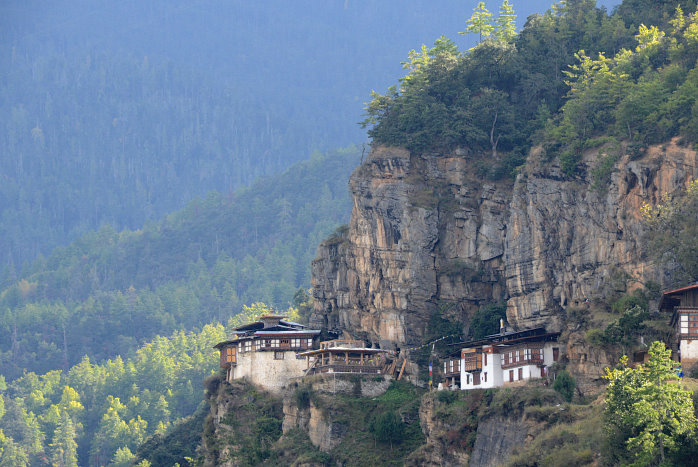 Das Dorf Dzongdra Khan mit dem an den Fels geklebten Kloster