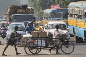 Bild: Auch Rikschazieher sind im normalen Verkehrschaos