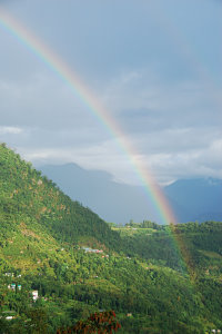 Bild: Morgens früh ein Regenbogen über dem Tal