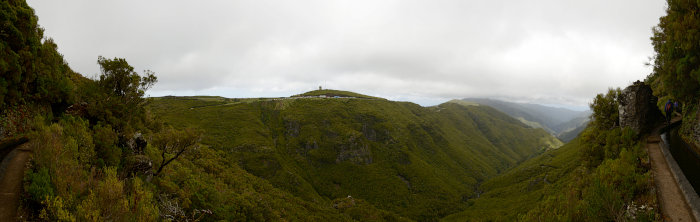 Panorama von der Levada auf den vollen Parkplatz