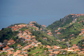 Bild: Blick auf ein entferntes Dorf