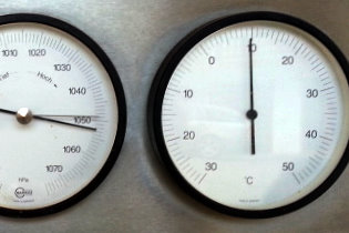 Bild: Thermometer beim Gasthof