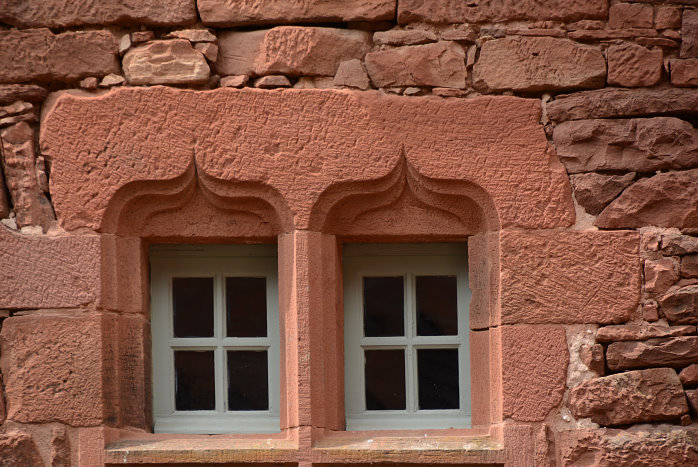 Neue Fenster in mittelalterlichen Rahmen