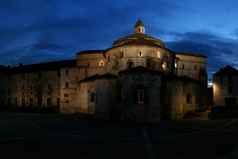 Bild: Die Abteikirche Sainte-Marie bei Nacht