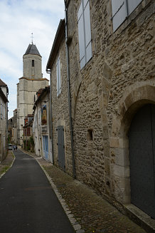 Bild: Blick auf die Kirche durch eine enge Straße