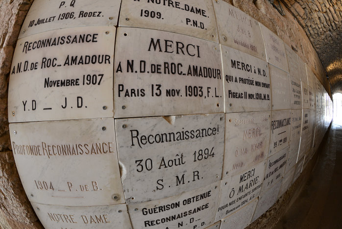 Dankestafeln im Tunnel