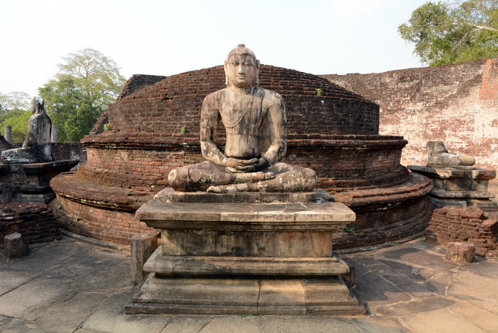 Eine der vielen Buddhastatuen