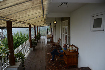 Bild: Frisch geduscht sitze ich vor unserem Zimmer Bild: Frisch geduscht sitze ich vor unserem Zimmer