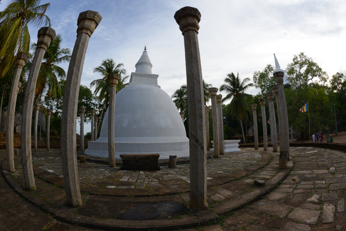 Ein weiterer Stupa mit Säulen
