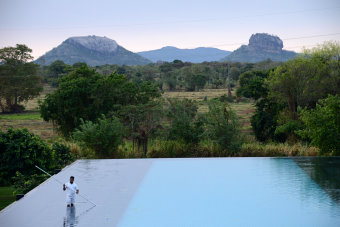 Bild: Blick über den Pool auf Sigiriya