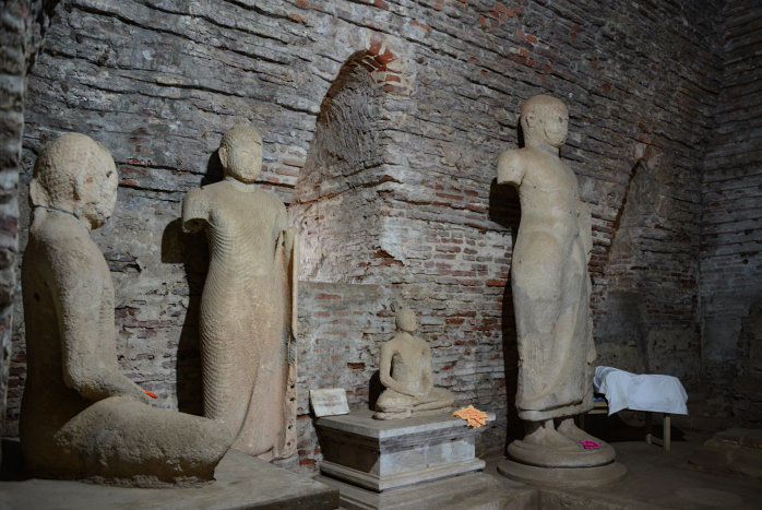 Sehr alte Buddhastatuen