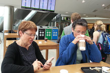 Bild: Elke und Margret geniessen den letzten Kaffee auf irischem Boden Bild: Elke und Margret geniessen den letzten Kaffee auf irischem Boden