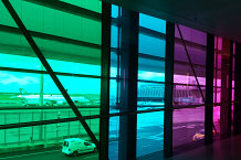 Bild: Bunte Fenster am Flughafen Bild: Bunte Fenster am Flughafen