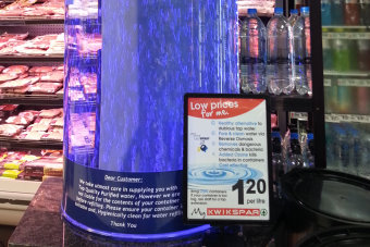 Bild: Apropos Wasser. Für 1,20 Rand kann man sich sauberes Trinkwasser kaufen.