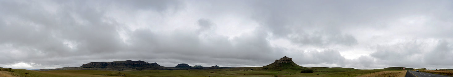 Bild: Die Straße führt über den 1735m hohen Oliviershoek Pass