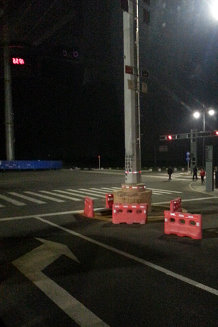 Bild: Ein Strommast direkt auf der Strasse Bild: Ein Strommast direkt auf der Strasse