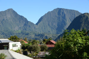 Bild: Morgens ist der Himmel klar und wir sehen die Berge rundrum Bild: Morgens ist der Himmel klar und wir sehen die Berge rundrum