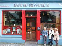 Bild: Vor einem Pub in Dingle Bild: Vor einem Pub in Dingle