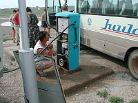 Bild: Tanken mit Kurbelantrieb Bild: Tanken mit Kurbelantrieb