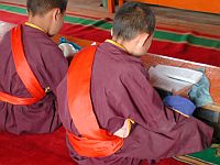 Bild: Klosterschüler beim lesen der Sutren Bild: Klosterschüler beim lesen der Sutren