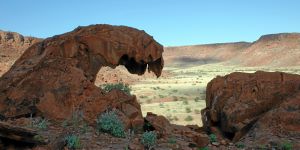 Bild: Dino-Felsen ebenfalls bei Twyfelfontein Bild: Dino-Felsen ebenfalls bei Twyfelfontein