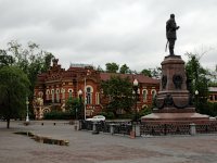 Bild: Beim Denkmal für Alexander III und dem Heimatmuseum